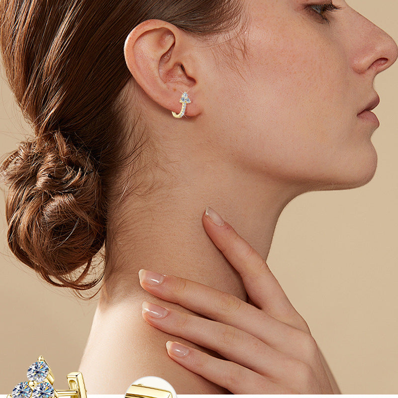 Sparkling effect of the moissanite stones under light