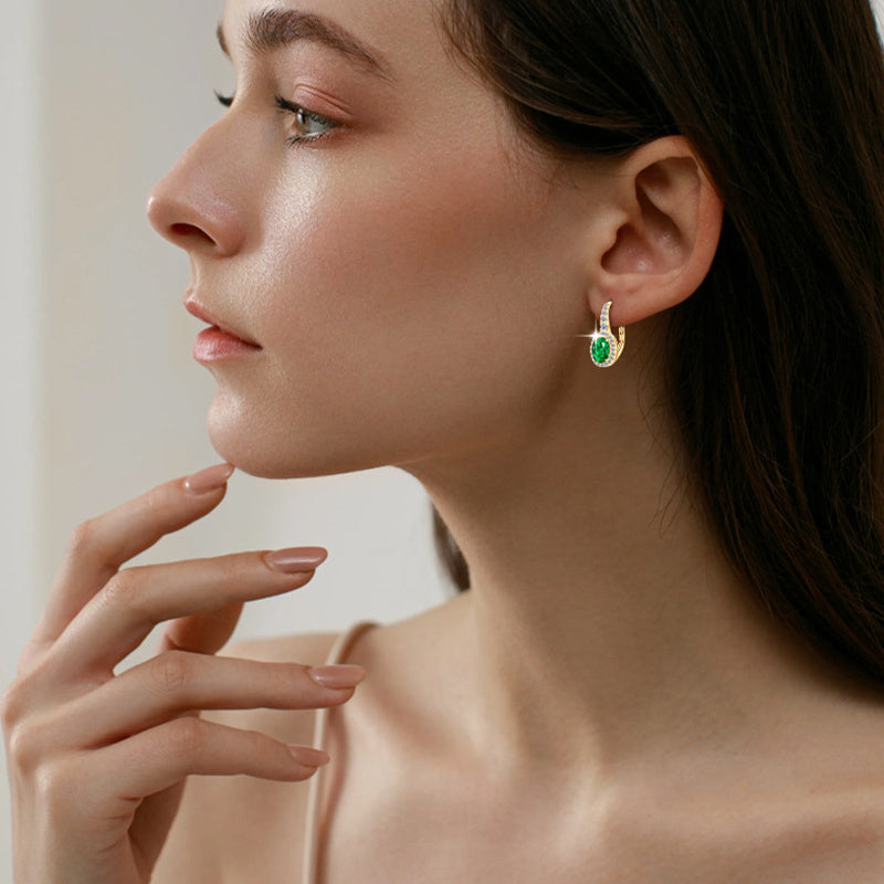Image showing how huggie earrings hug the earlobe