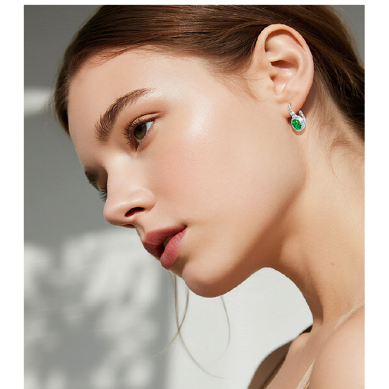 Highlight of oval emerald gemstone in the design