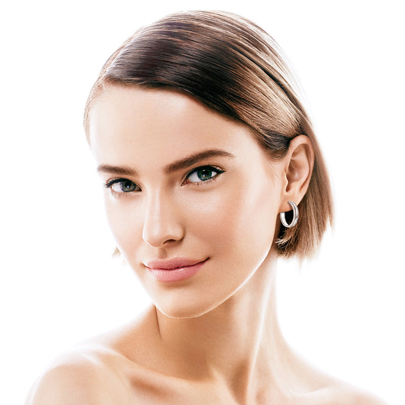 Detail of moissanite stones set in Luckinging C-shape earrings