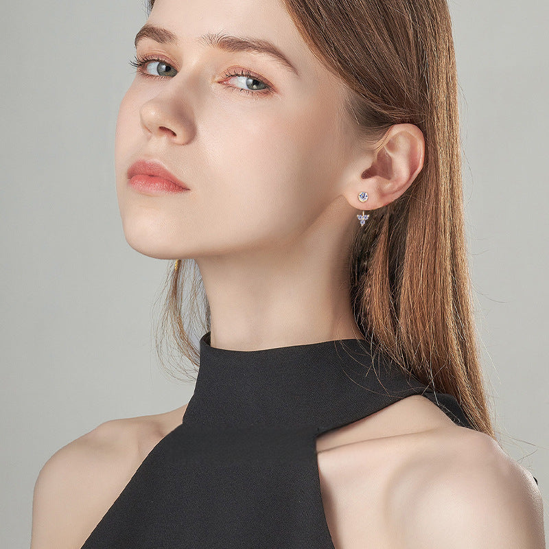 Close-up of Luckinging C-shape dangle earring showcasing moissanite stone