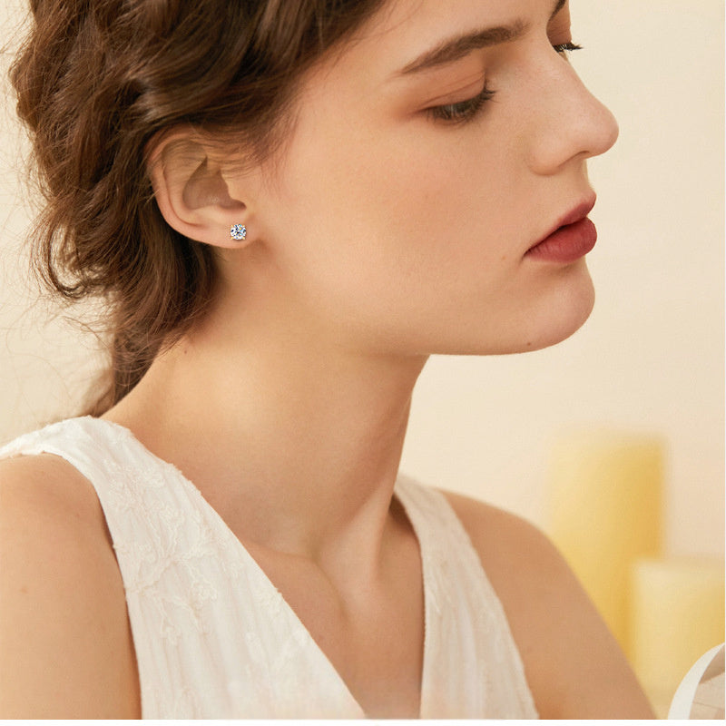 Moissanite stone in huggie setting top angle