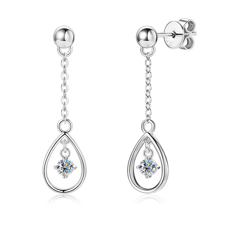 Overall look at the water drop pendant design of Luckinging earrings