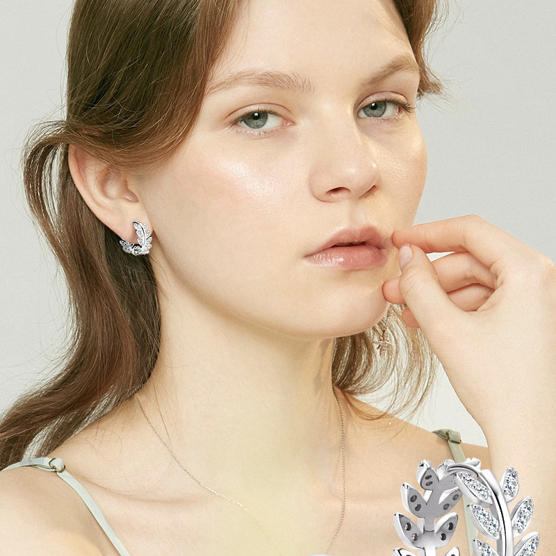 Simple yet elegant leaf design stud earrings