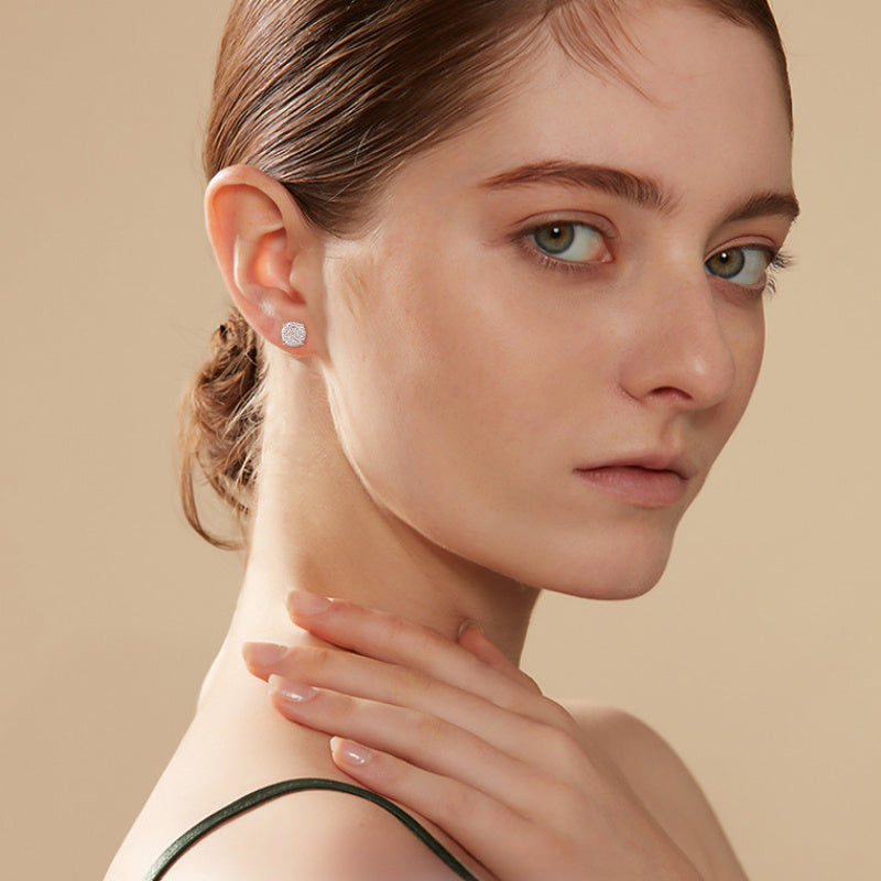 Detail of Moissanite stones in Luckinking Stud Earrings