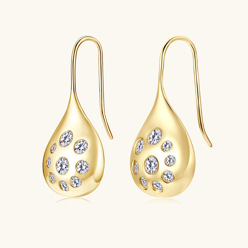 Focus on the cubic zirconia and moissanite crystals reflecting light