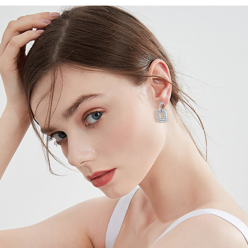 Geometric silver earring with moissanite stones detail