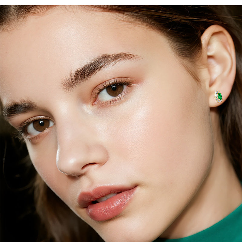 Flat back silver star earring detail